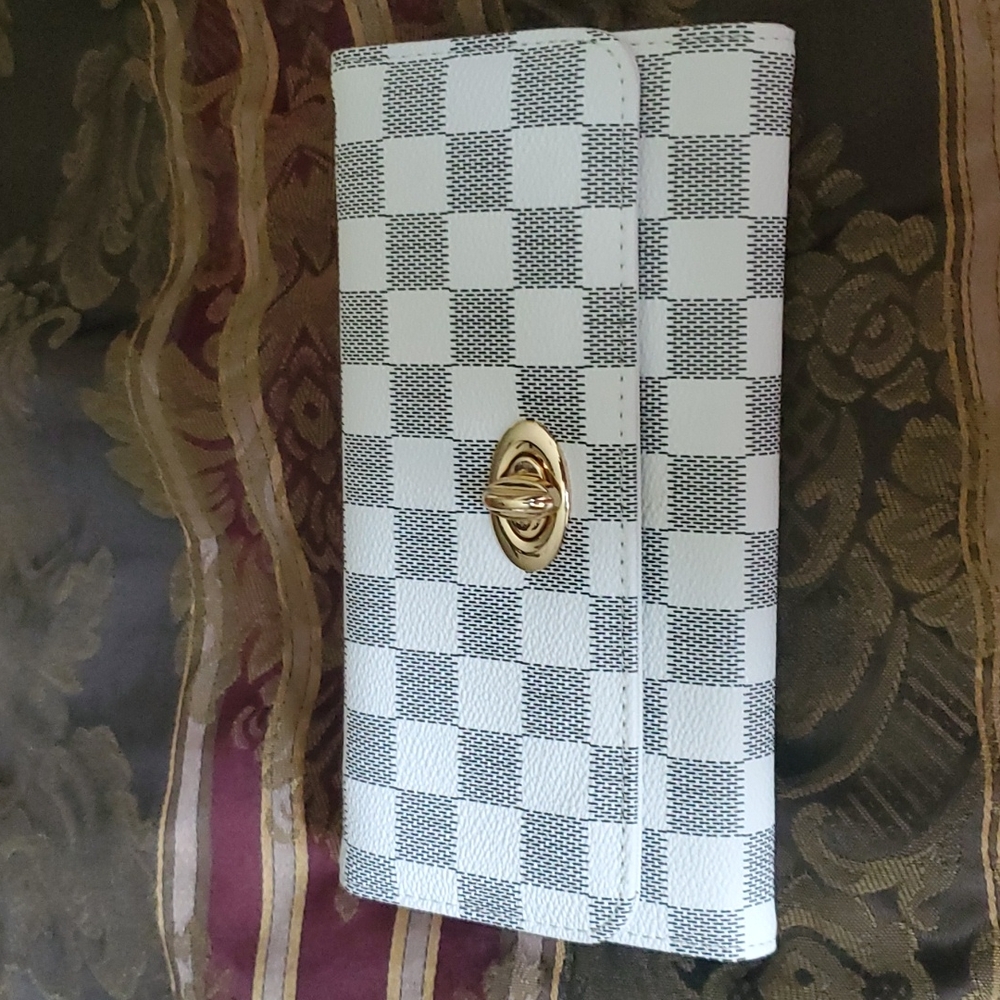 - Bloomingdale's HP own white black checker wallet gorgeous gold accents 5 st⦠- Picture 1 of 6